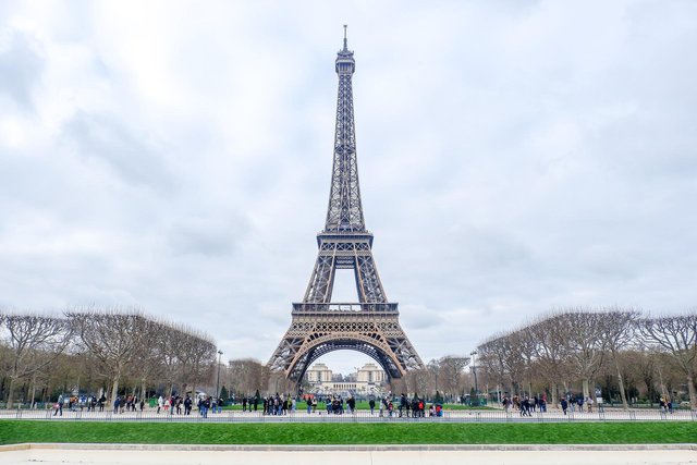 the-eiffel-tower-4104637_1920.jpg