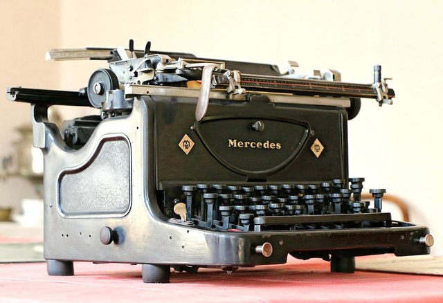 Maquina de escribir Mercedes.jpg