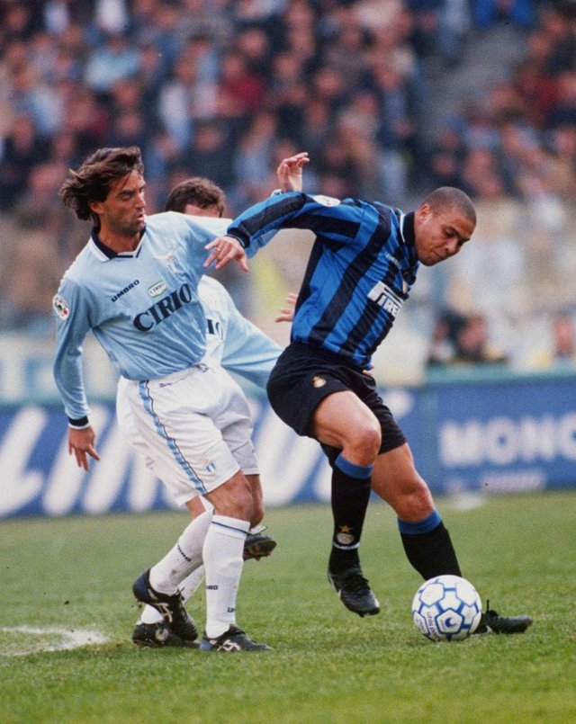 Serie_A_1997-98_-_Inter_vs_Lazio_-_Roberto_Mancini_e_Ronaldo.jpg