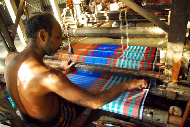 Handloom_Lungi_Weaving_at_Dohar.jpg