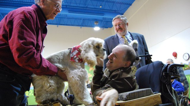 Pet-Therapy_Teddy-gets-close-up_by_LollypopFarm_CC_BY-NC-SA_2-02177947139_b5e05472ae_b-BS-TB-Web.jpg