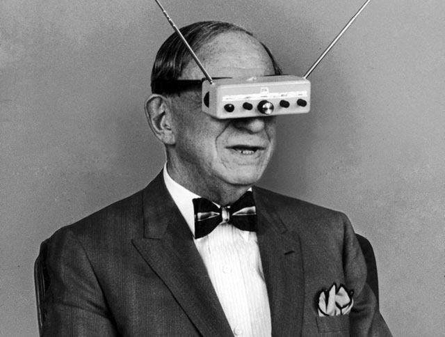 Hugo Gernsback con un televisor portátil 1963.jpg