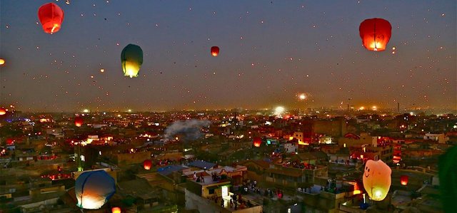 sky-filled-with-tukkal-ahmedabad-uttarayan.jpg