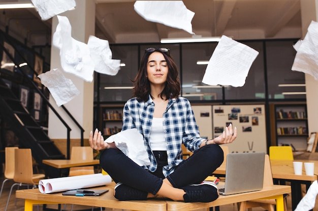 joven-mujer-morena-muy-alegre-meditando-sobre-mesa-rodean-cosas-trabajo-papeles-voladores-estado-animo-alegre-tomar-descanso-trabajar-estudiar-relajarse-emociones-verdaderas_197531-1873.jpg