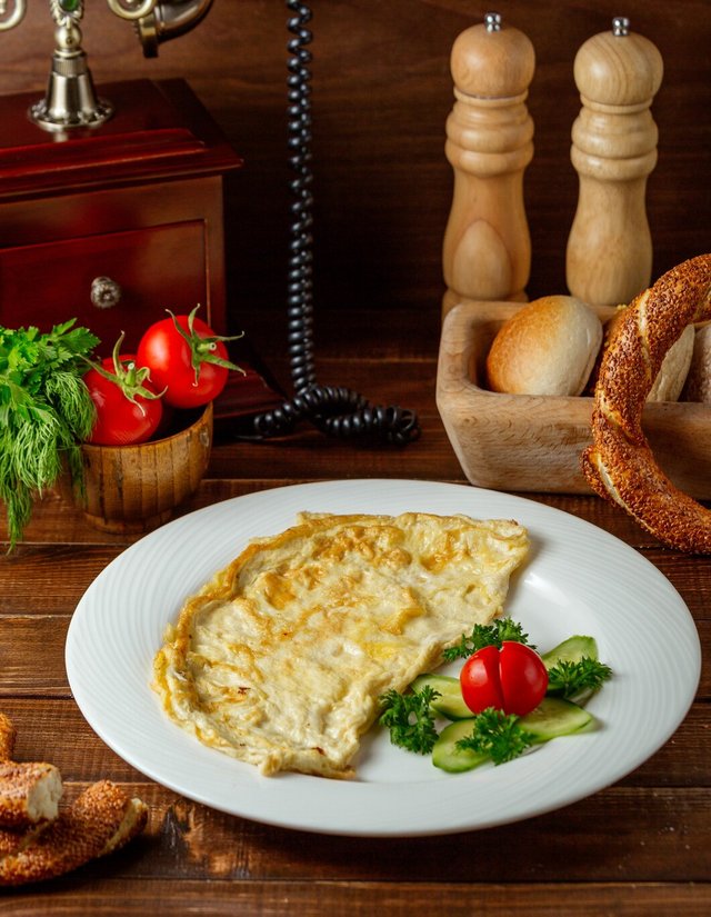 fried-eggs-omlet-table_140725-8240.jpg
