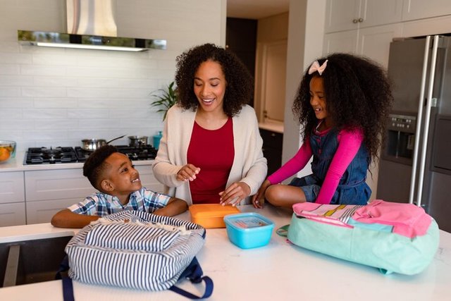 happy-african-american-mother-children-preparing-lunchboxes-school_13339-303329.jpg