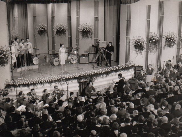 Sanremo_1966_-_Gigliola_Cinquetti_-_scenografia.jpg