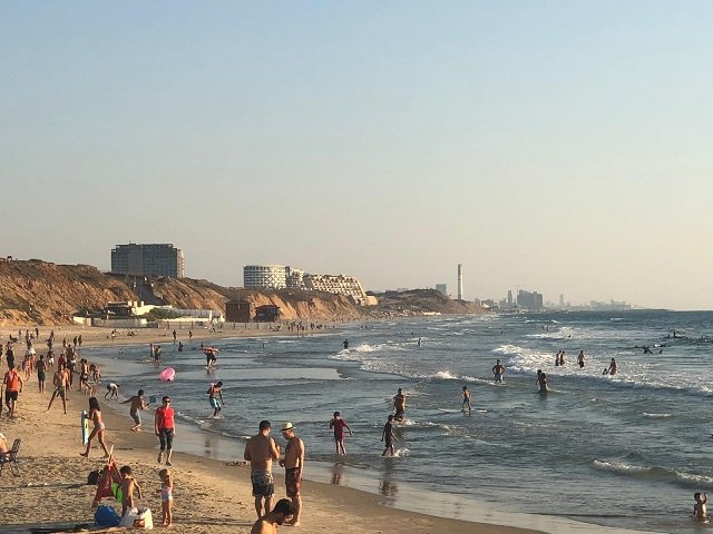 Strand Richtung Tel Aviv 2.jpg