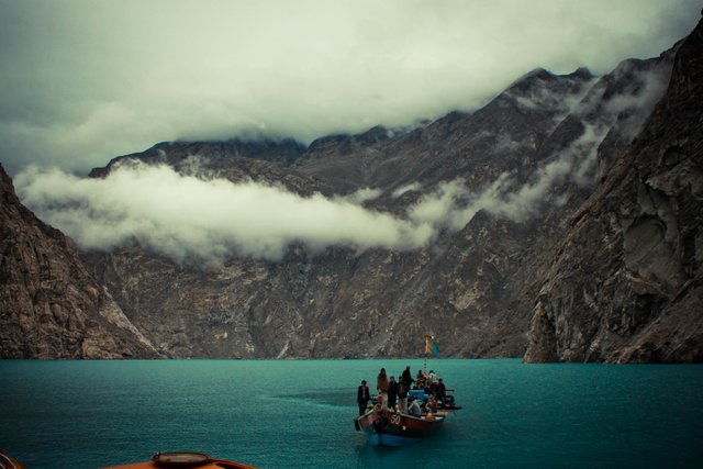 Overcast_at_the_Attabad_Lake.jpg