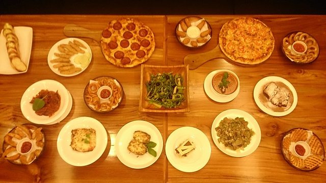 800px-Italian_dishes_on_a_table,_served_at_a_restaurant_in_Dhaka,_Bangladesh.6.jpg