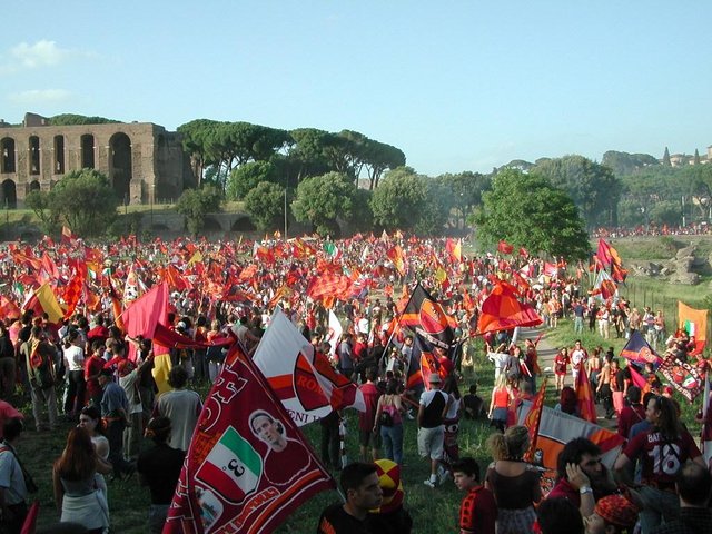 AS_Roma_fans_celebrate_2001_Scudetto_at_Circus_Maximus.jpg