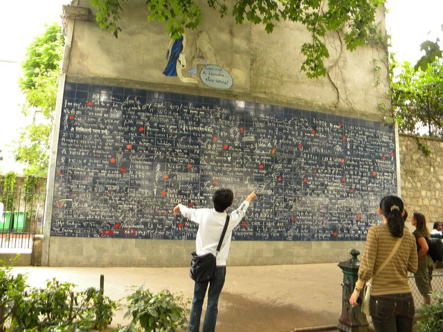 Place_des_Abbesse_(the_plaque_with_the_je_t'aime=te_iubesc_in_311_laguages).jpg