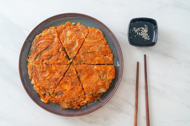 korean-kimchi-pancake-kimchijeon_1339-170988.jpg
