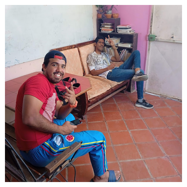 Mis hermanos pasando a saludar.png