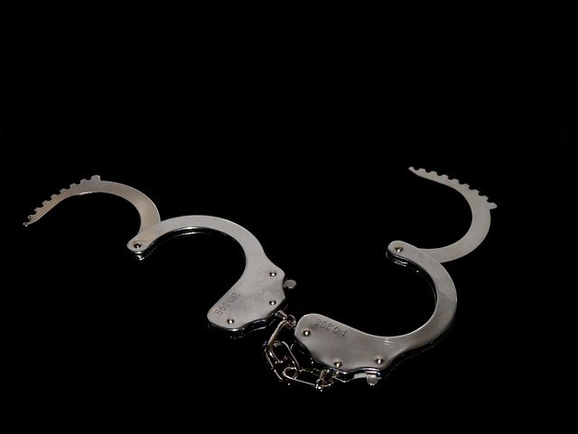 handcuff-1078870_640.jpg