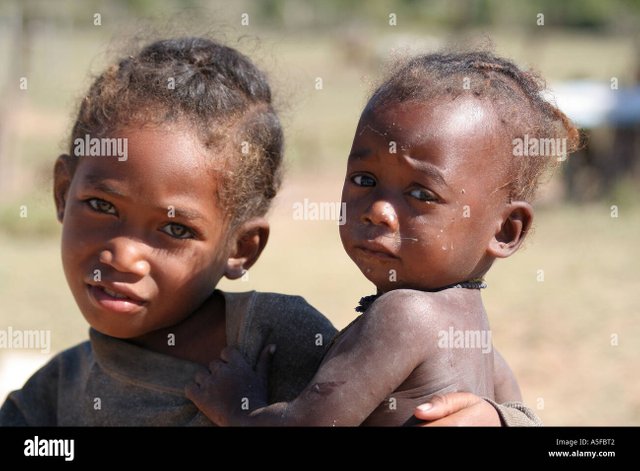 les-enfants-a-ifaty-au-nord-de-toliara-tulear-madagascar-a5fbt2.jpg