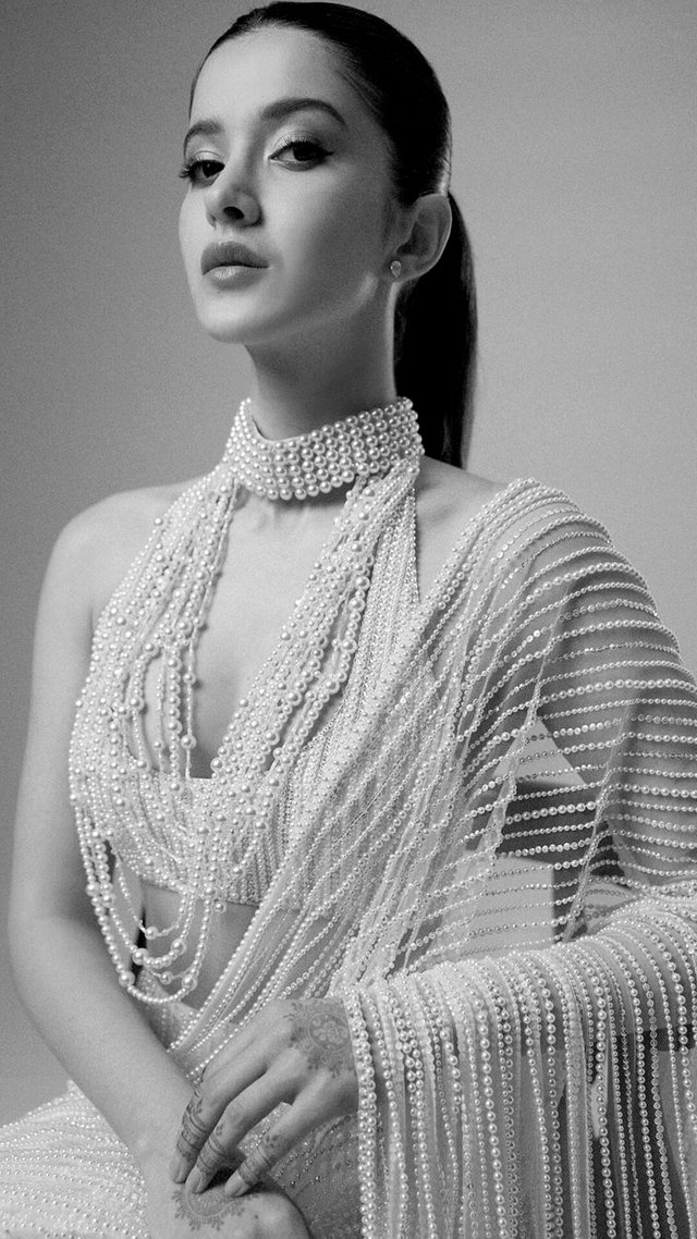 shanaya-instagram-dripping-pearls.jpg