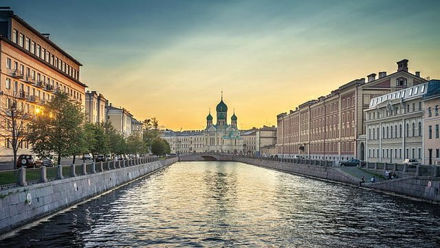 russia-st-petersburg-neva-river-white-and-green-domed-building-wallpaper-preview.jpg