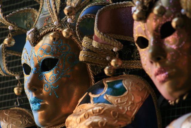 masks_for_masquerade_party_venice_carnival_138135034.jpg