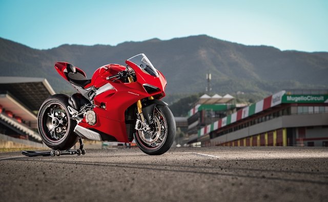 2018-ducati-panigale-v4_827x510_71517220918.JPG