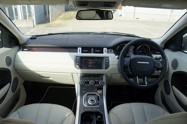 1280px-Range_Rover_Evoque_Interier_Japan.jpeg.jpg