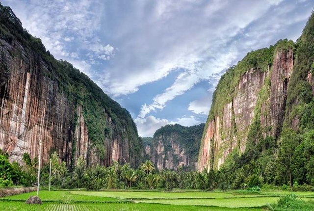 800px-Lembah_harau_50_kota.jpg