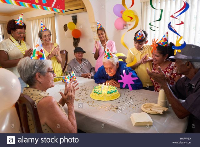 grupo-de-viejos-amigos-y-familiares-celebrando-hombre-senior-80-fiesta-de-cumpleanos-en-casa-de-retiro-feliz-ancianos-divirtiendose-abuelo-soplando-cy-hafwbx.jpg