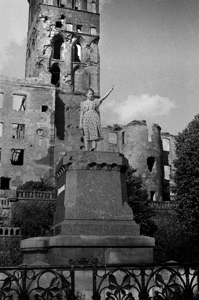 На постаменте памятника фон Бисмарку.jpg