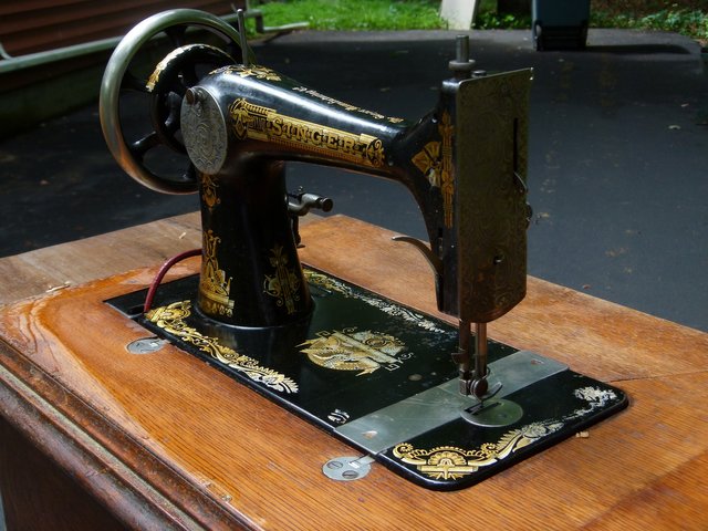 sewing-machine-2463071_1920.jpg