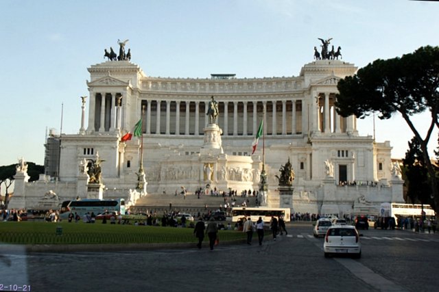 b-EU121021-002035.jpg