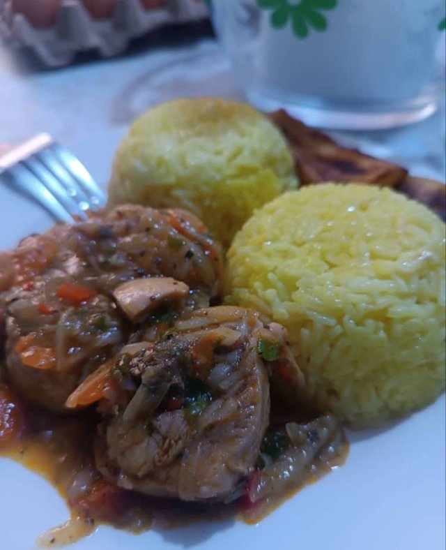 Pescado guisado con arroz.jpg