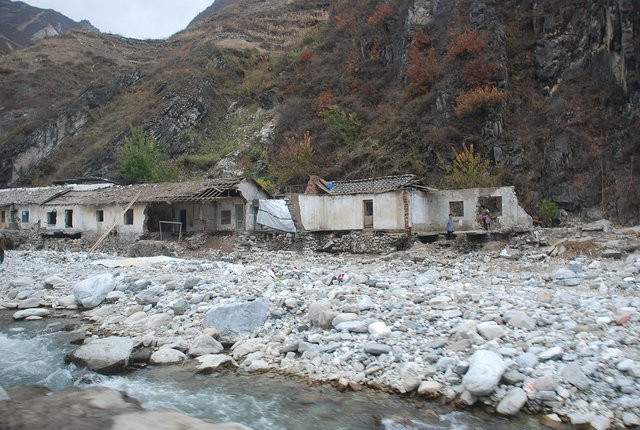 1280px-Houses_destroyed_by_flood.jpg