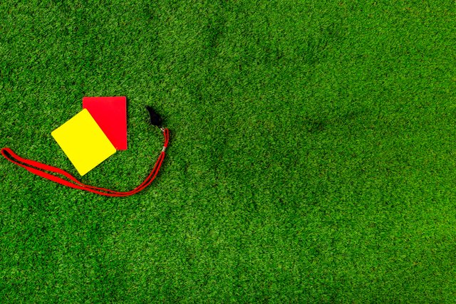 composizione-di-calcio-con-carte-rosse-e-gialle.jpg