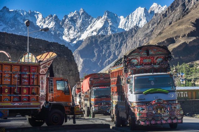 psychedellic-trucks-Pakistan-1024x683.jpg
