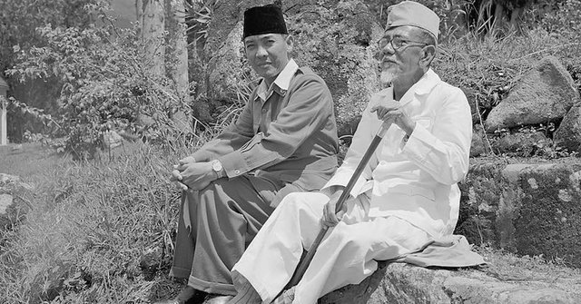 Agus Salim dan soekarno_historia.jpg