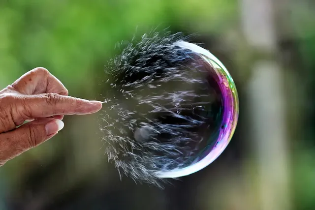 c0368663-bursting_soap_bubble_high-speed_photograph_web.webp