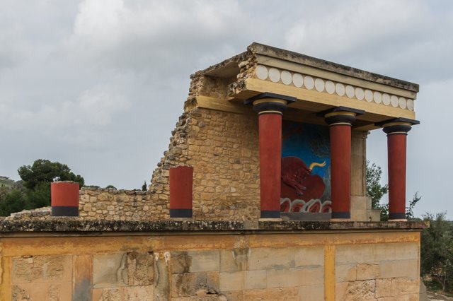 minoan palace Cnossos_5_bull_fresco.jpg