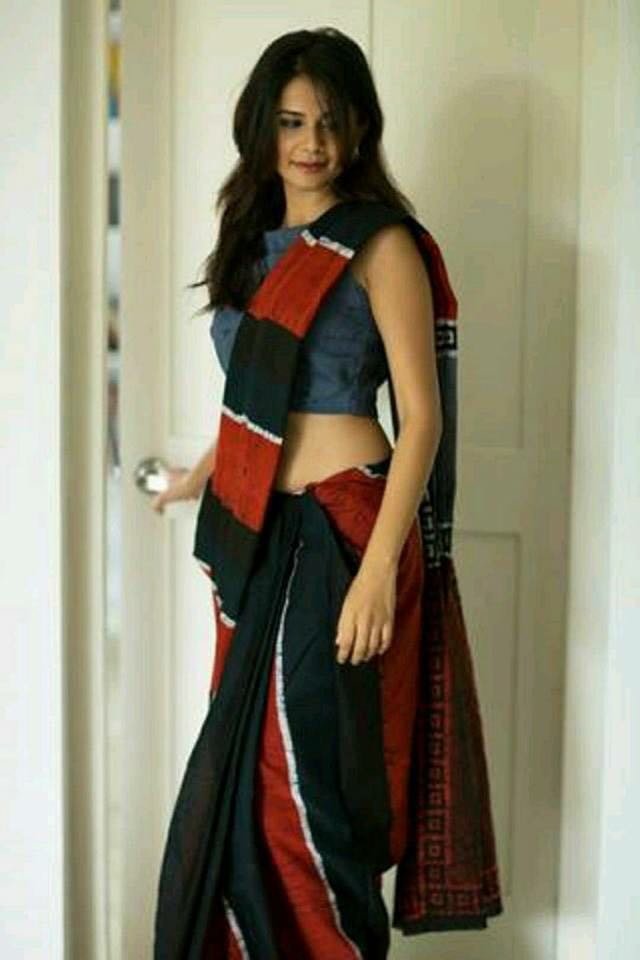 Indian_girl_in_saree.jpg