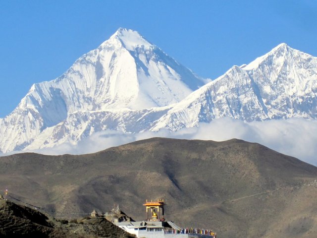 Dhaulagiri_mountain_with_monastery_in_the_background.jpg