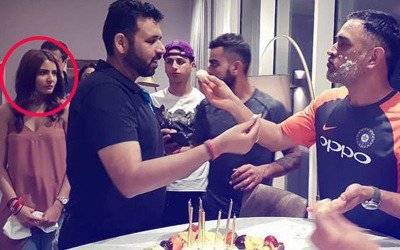 dhoni-celebrates-his-birthday-with-his-team-op-2_2018-7-7-9-19-8_thumbnail.jpg