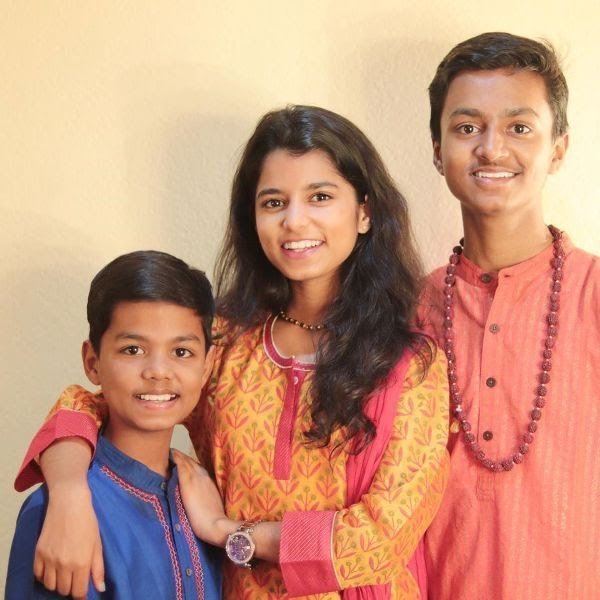 Maithili-Thakur-with-her-brothers.jpg