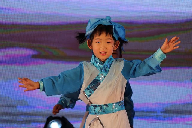 Dance-Cute-Chinese-Knot-China-Children-Red-4804991.jpg