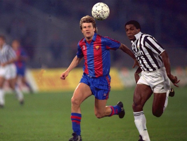 Juventus_vs_Barcellona_-_Michael_Laudrup,_Júlio_César.jpg