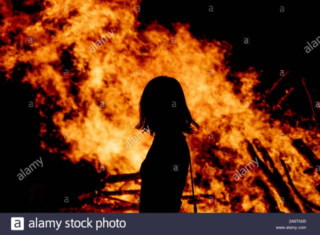 viendo-a-la-gente-pasar-fuego-ardiendo-en-la-noche-2a6tn30.jpg