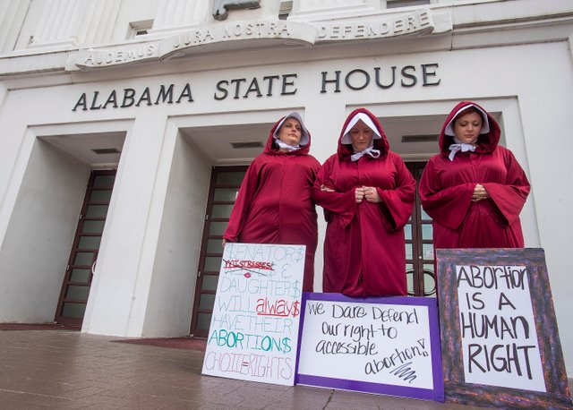 roe-v-wade-alabama-abortion-ban.jpg