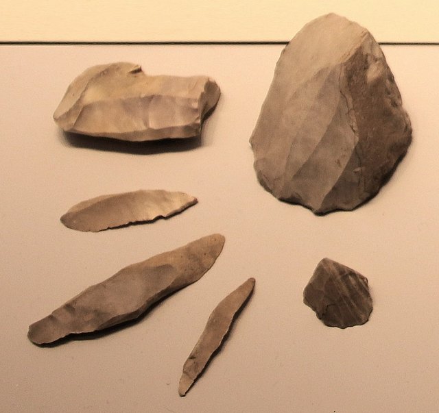 1200px-Kebaran_culture_microliths_22000-18000_BP.jpg