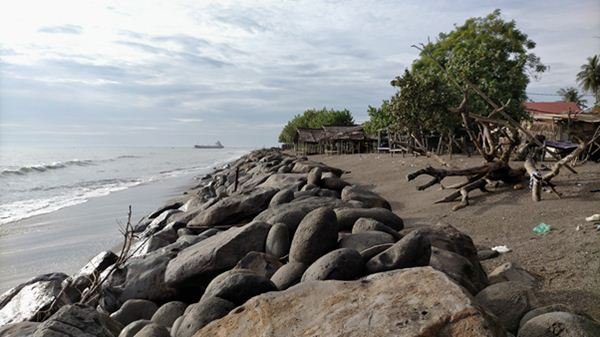 Kondisi pantai sebelum ombak.jpg