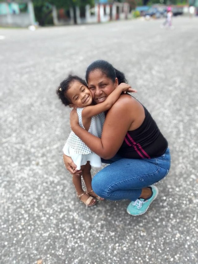 sonia cachete con la niña.jpg