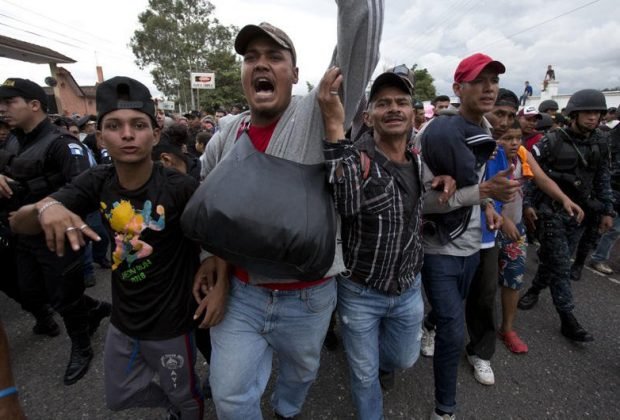 honduran-migrant-caravan-crosses-guatemala-border-us-bound-620x420.jpg