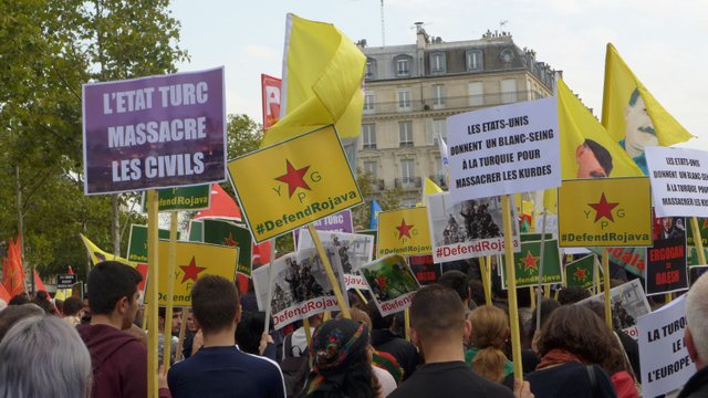 Rojava-Solidaritaets-Demo-Paris_12-10-2019_by_Juergen-Klute_CC_BY-NC-SA_4-0_P1240017-TB-Web.jpg